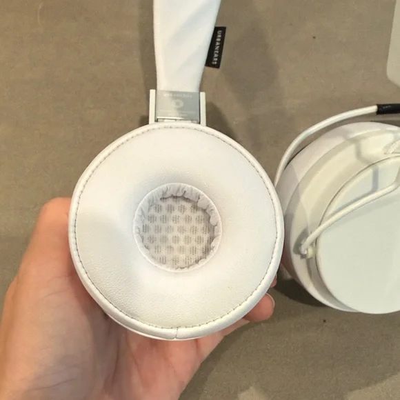 Urbanears Plattan 2 Bluetooth Wireless Headphones in White - Picture 4 of 7